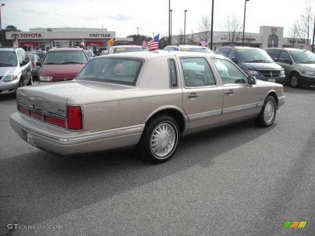 1997 Town Car Signature - Light Prairie Tan Metallic / Beige photo #6