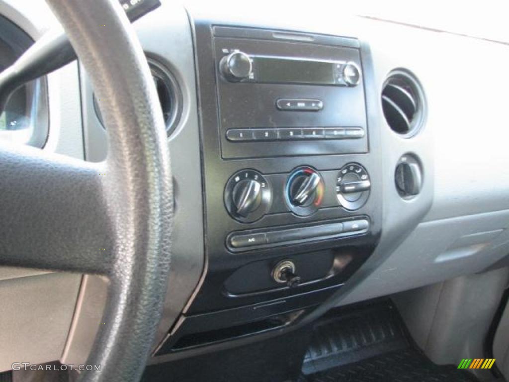 2006 Ford F150 XL Regular Cab Controls Photo #46771539