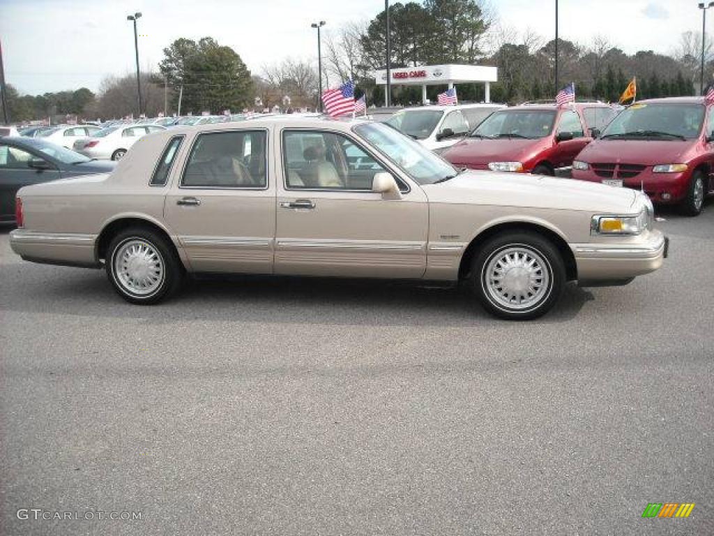 1997 Town Car Signature - Light Prairie Tan Metallic / Beige photo #7