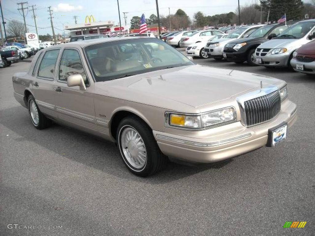1997 Town Car Signature - Light Prairie Tan Metallic / Beige photo #8