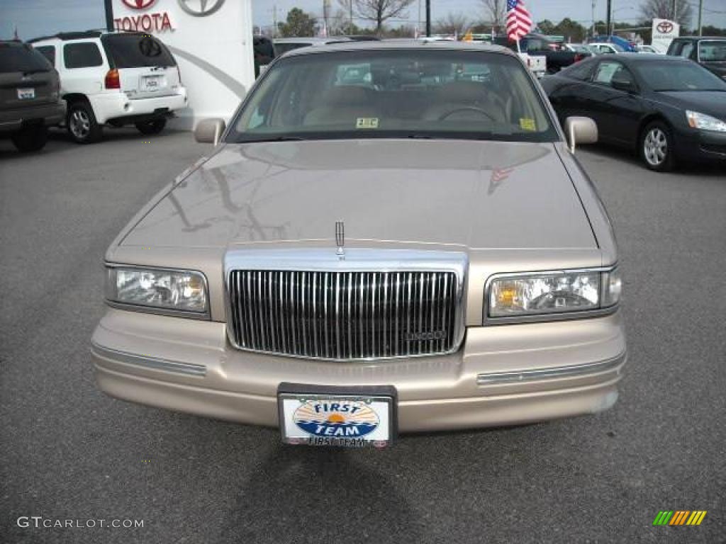 1997 Town Car Signature - Light Prairie Tan Metallic / Beige photo #9