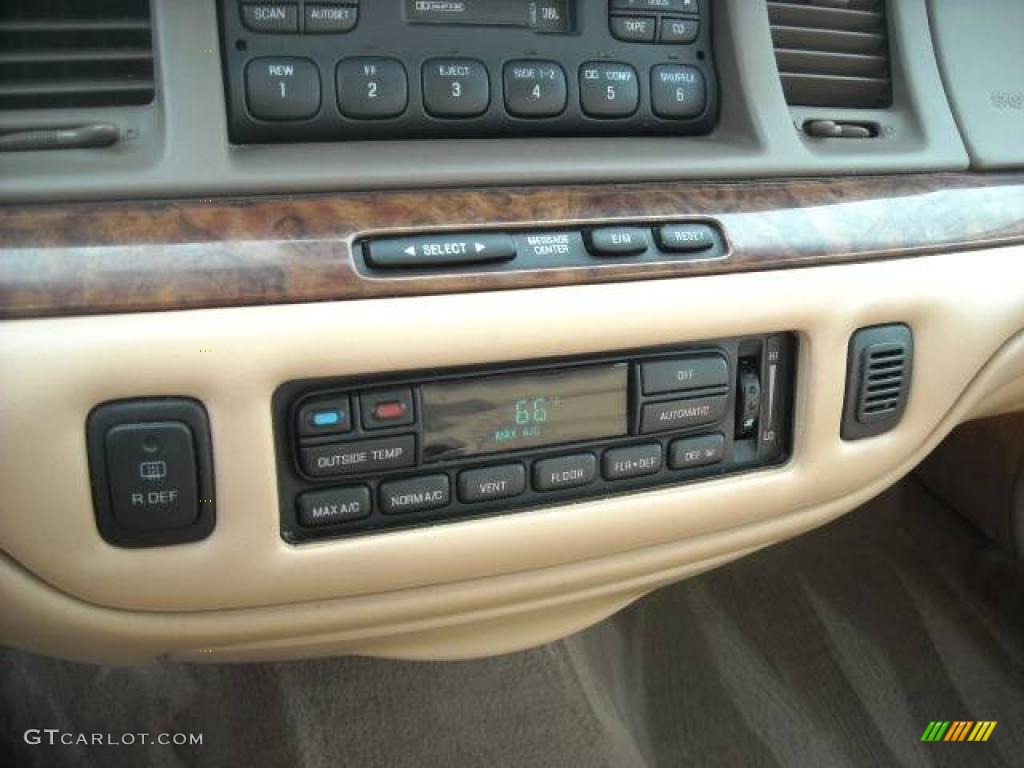 1997 Town Car Signature - Light Prairie Tan Metallic / Beige photo #17