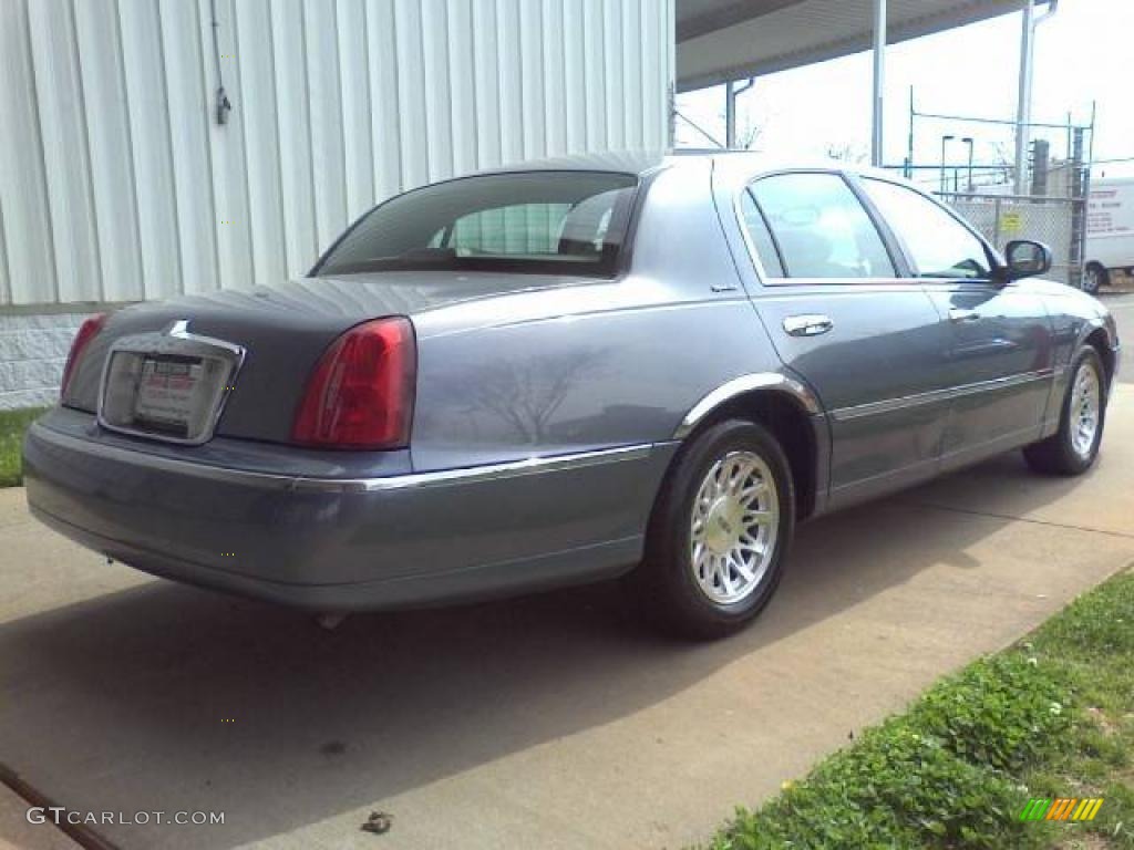 1999 Town Car Signature - Graphite Blue Metallic / Light Parchment photo #16