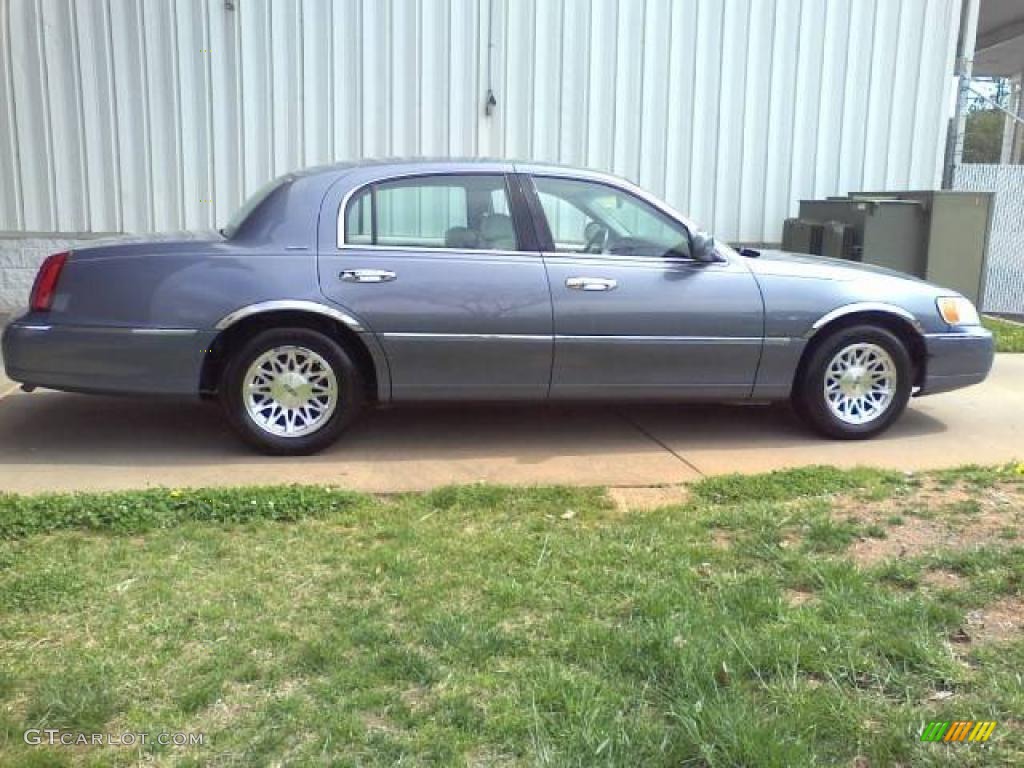 Graphite Blue Metallic 1999 Lincoln Town Car Signature Exterior Photo #46774576