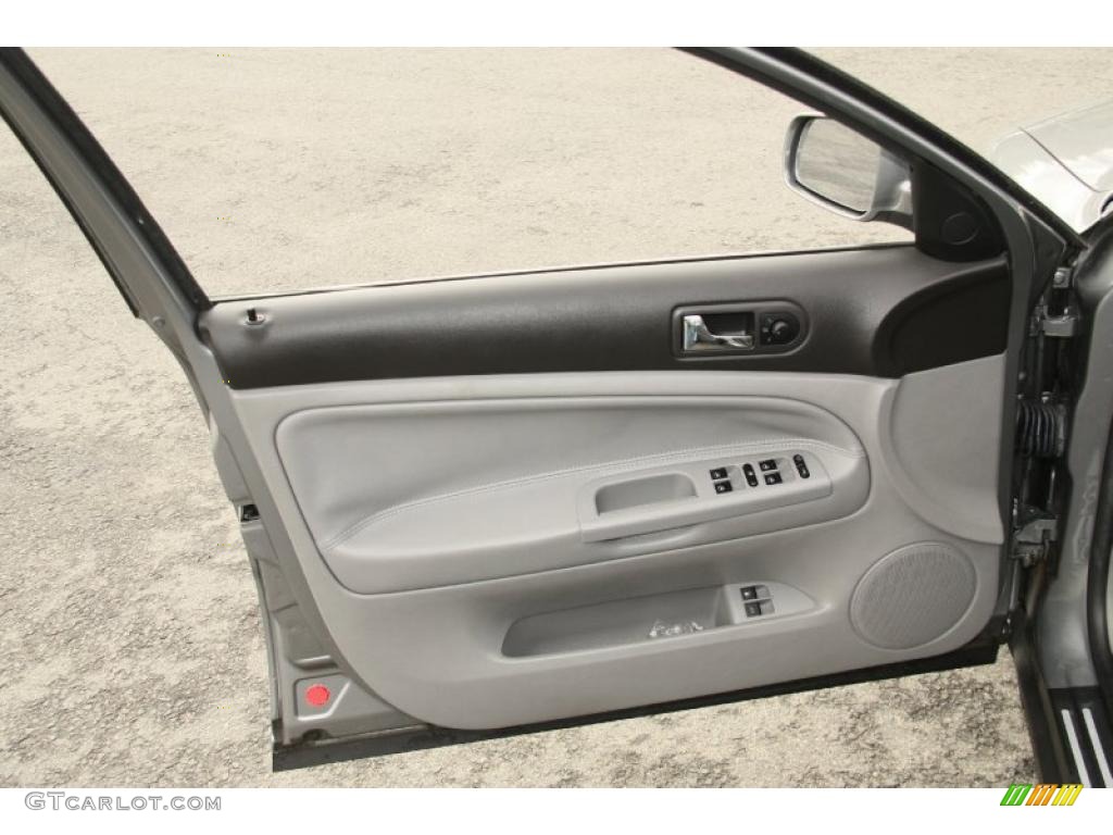 2003 Volkswagen Passat GLS Wagon Grey Door Panel Photo #46781805