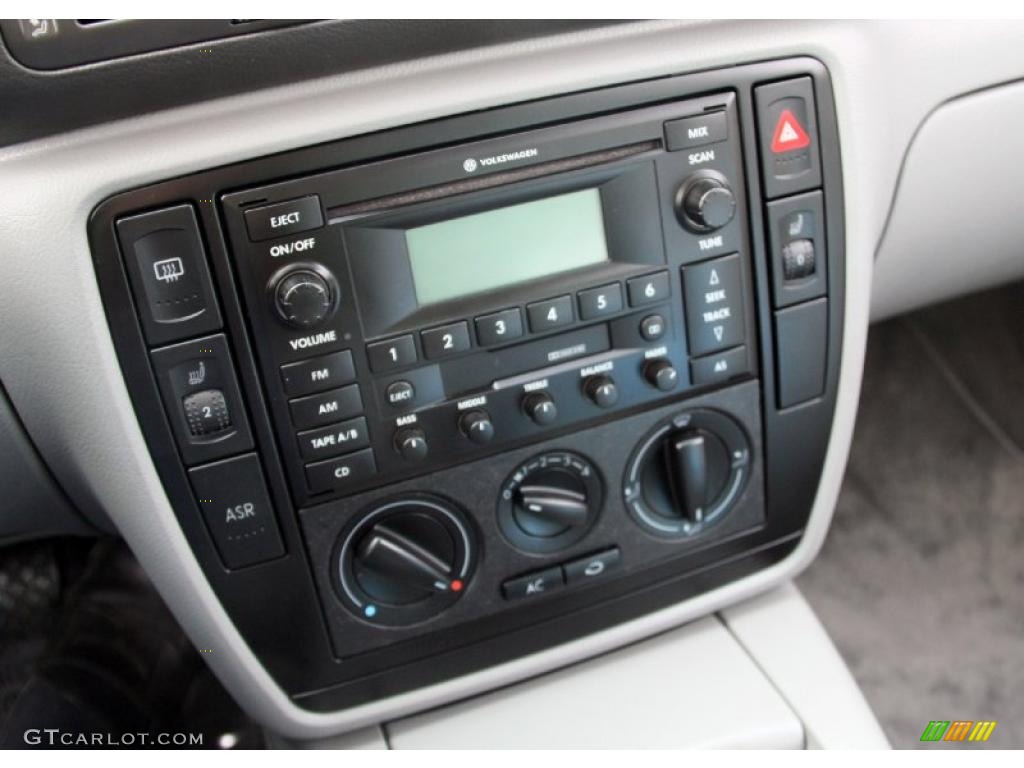 2003 Volkswagen Passat GLS Wagon Controls Photo #46781943