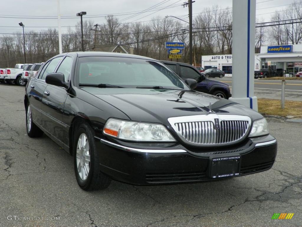 2007 Town Car Executive L - Black / Black photo #2