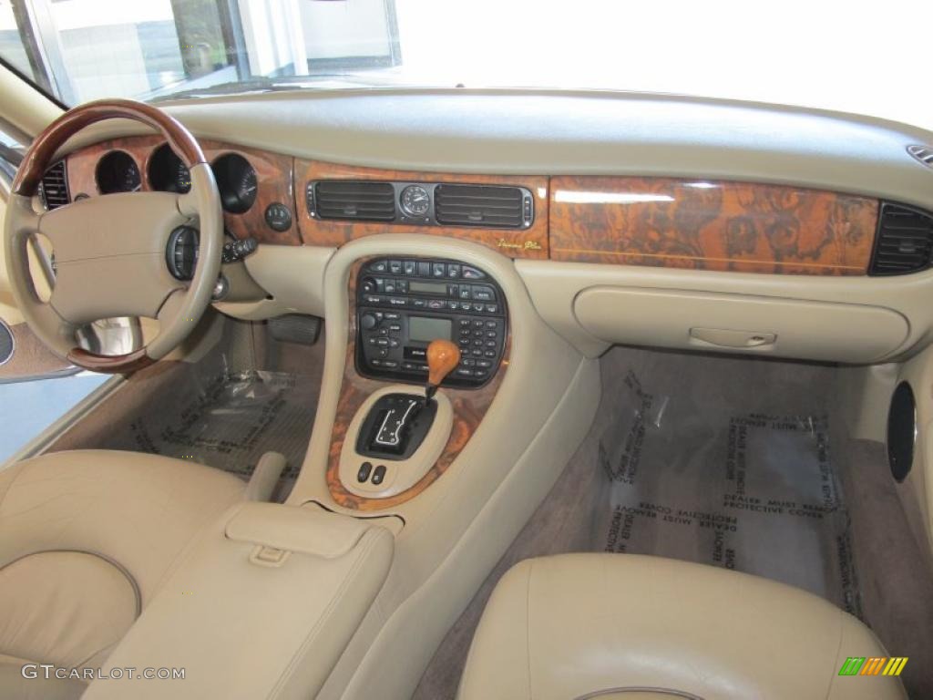 2001 Jaguar XJ Vanden Plas Cashmere Dashboard Photo #46790667
