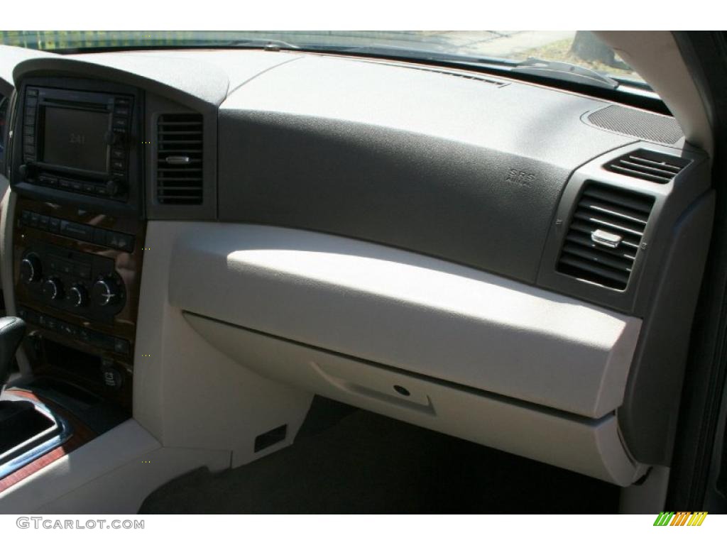2005 Grand Cherokee Limited 4x4 - Deep Beryl Green Pearl / Dark Khaki/Light Graystone photo #57