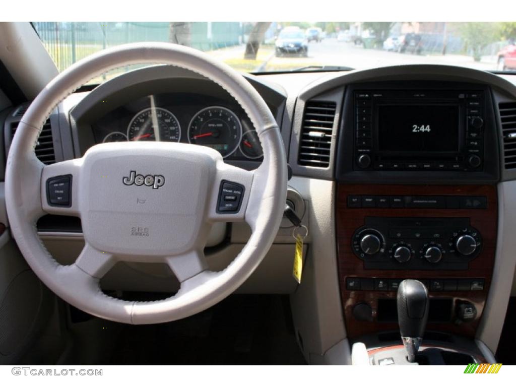 2005 Grand Cherokee Limited 4x4 - Deep Beryl Green Pearl / Dark Khaki/Light Graystone photo #69