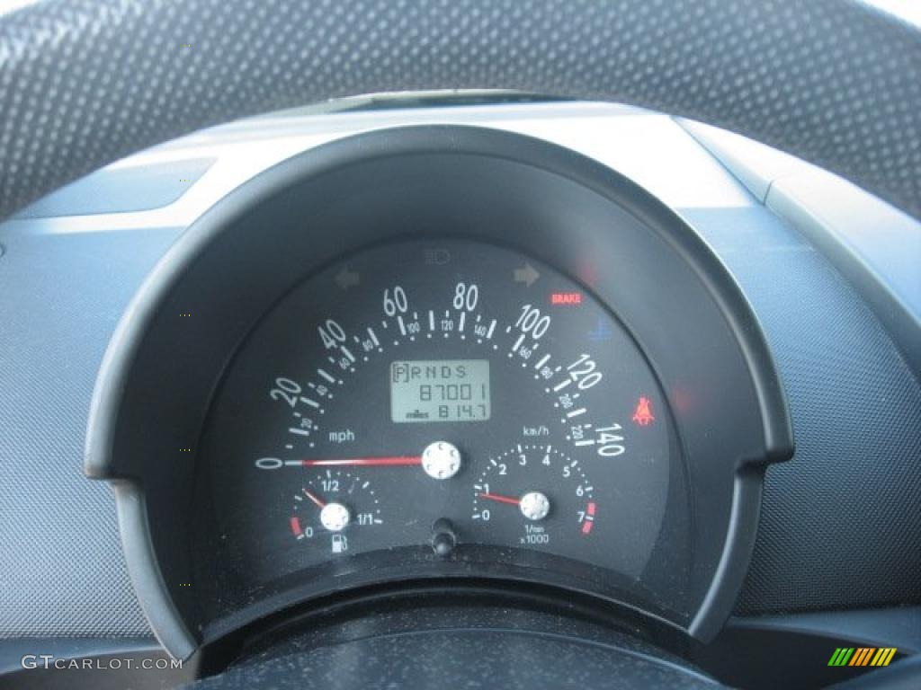 2005 Volkswagen New Beetle GLS Coupe Gauges Photos