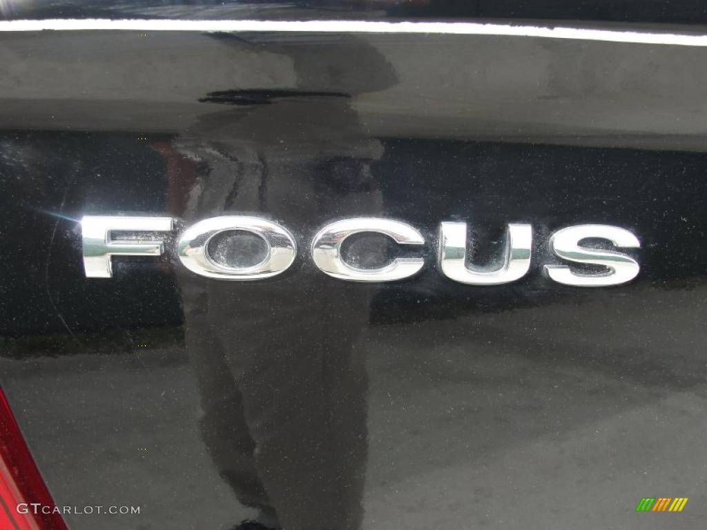 2005 Focus ZX4 S Sedan - Pitch Black / Dark Flint/Light Flint photo #18