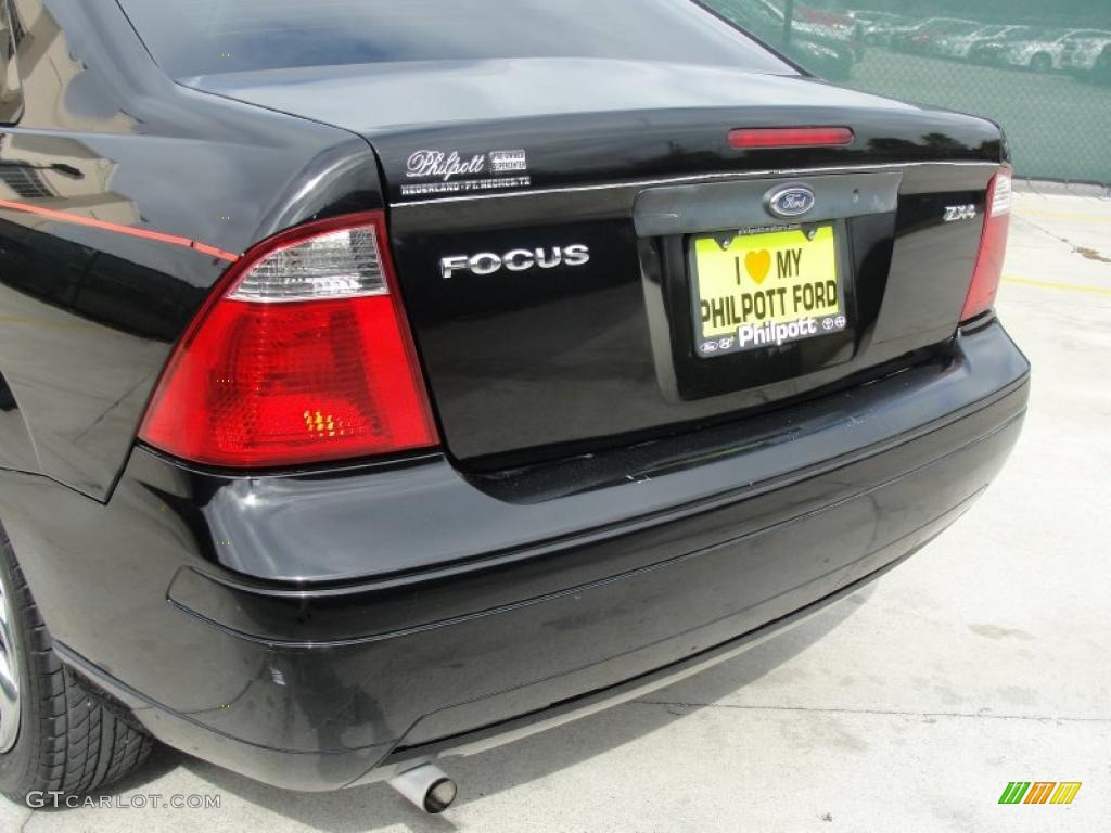 2005 Focus ZX4 S Sedan - Pitch Black / Dark Flint/Light Flint photo #19