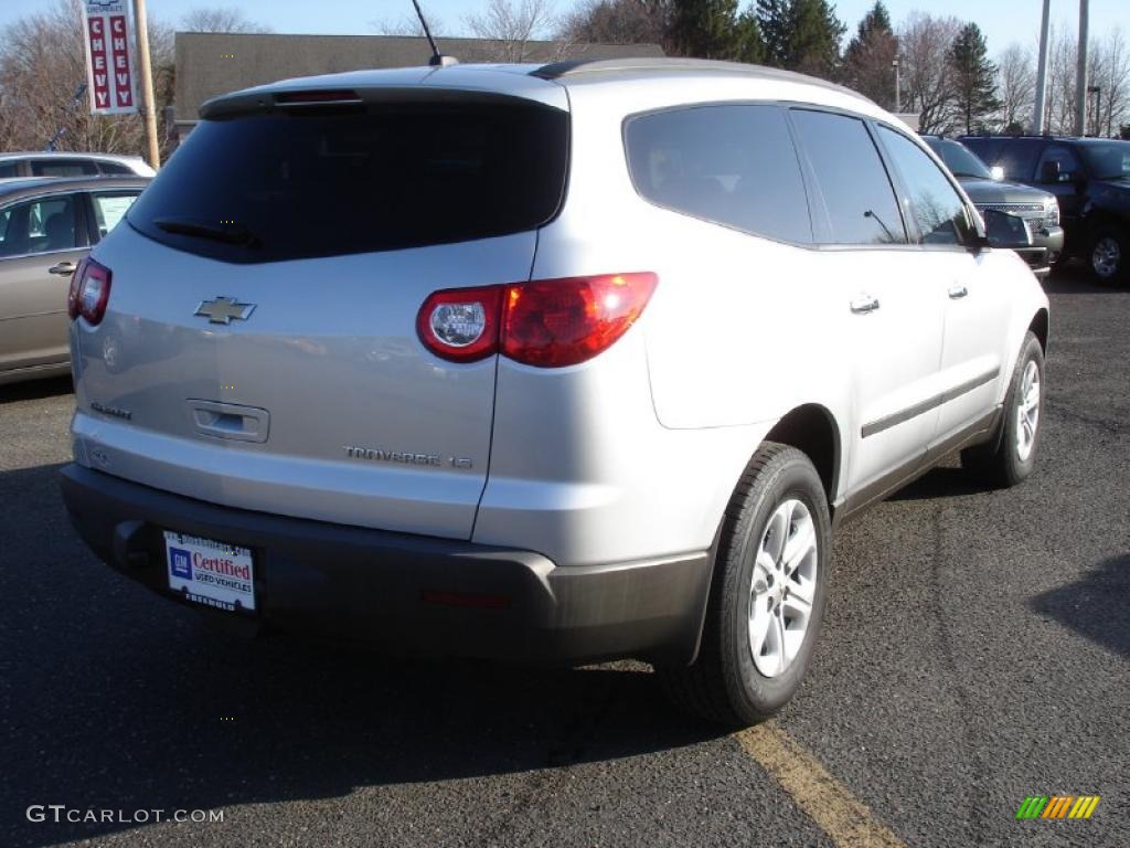 2009 Traverse LS - Silver Ice Metallic / Ebony photo #4