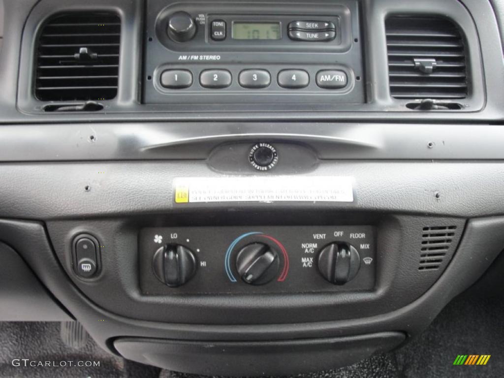 2007 Ford Crown Victoria Police Interceptor Controls Photo #46816971
