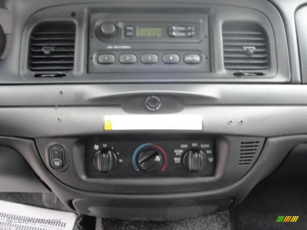 2007 Ford Crown Victoria Police Interceptor Controls Photo #46817649