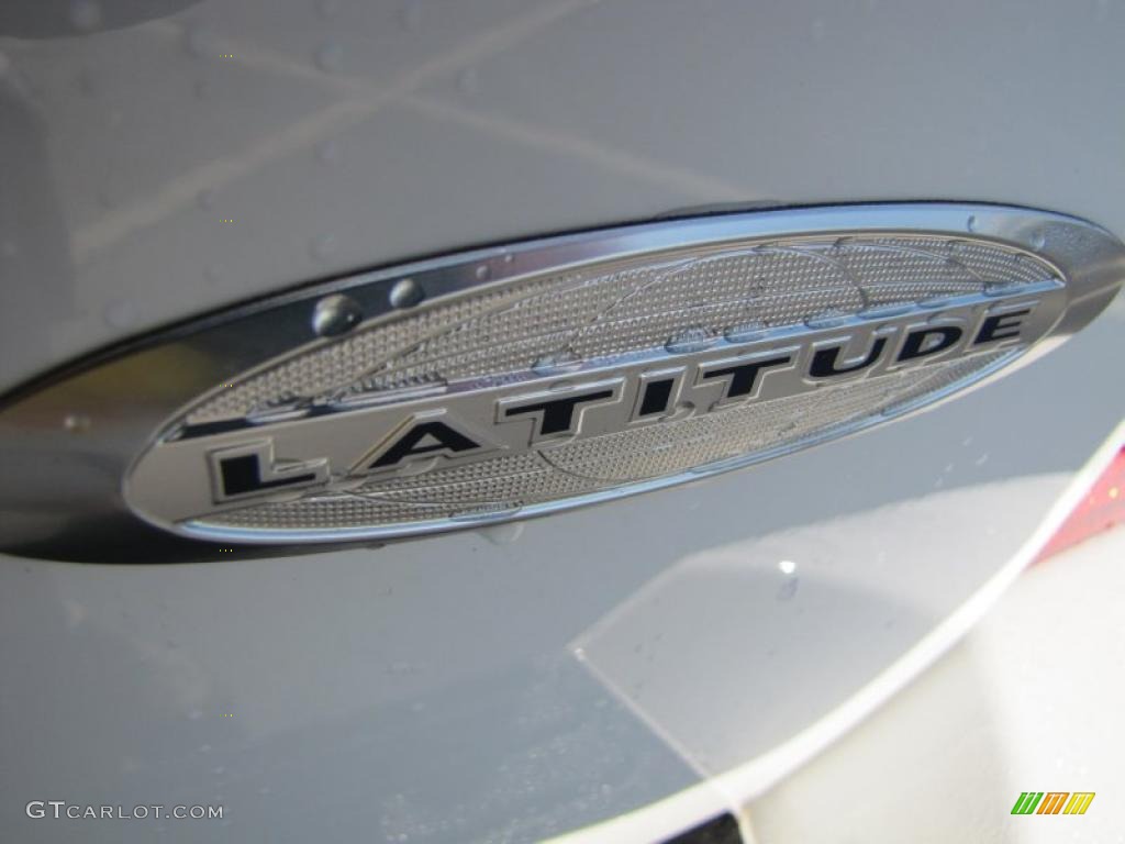 2011 Patriot Latitude - Bright White / Dark Slate Gray photo #9