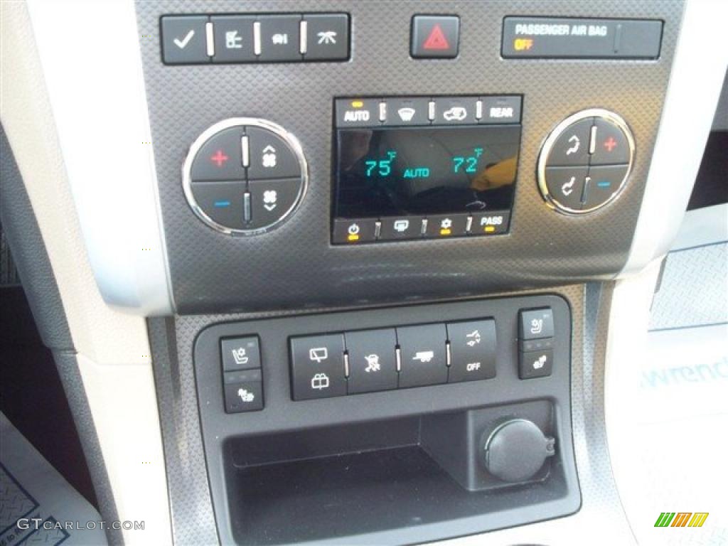 2010 Chevrolet Traverse LTZ AWD Controls Photo #46823970