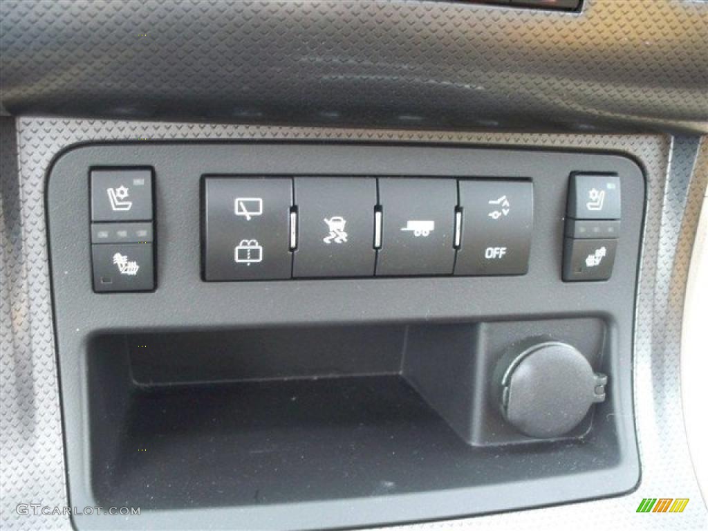 2010 Chevrolet Traverse LTZ AWD Controls Photo #46823985