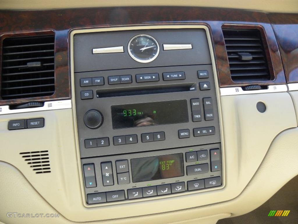 2007 Lincoln Town Car Signature Controls Photo #46825320