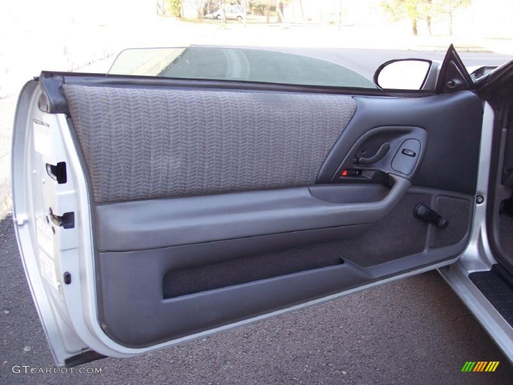 1998 Chevrolet Camaro Coupe Dark Grey Door Panel Photo #46830324