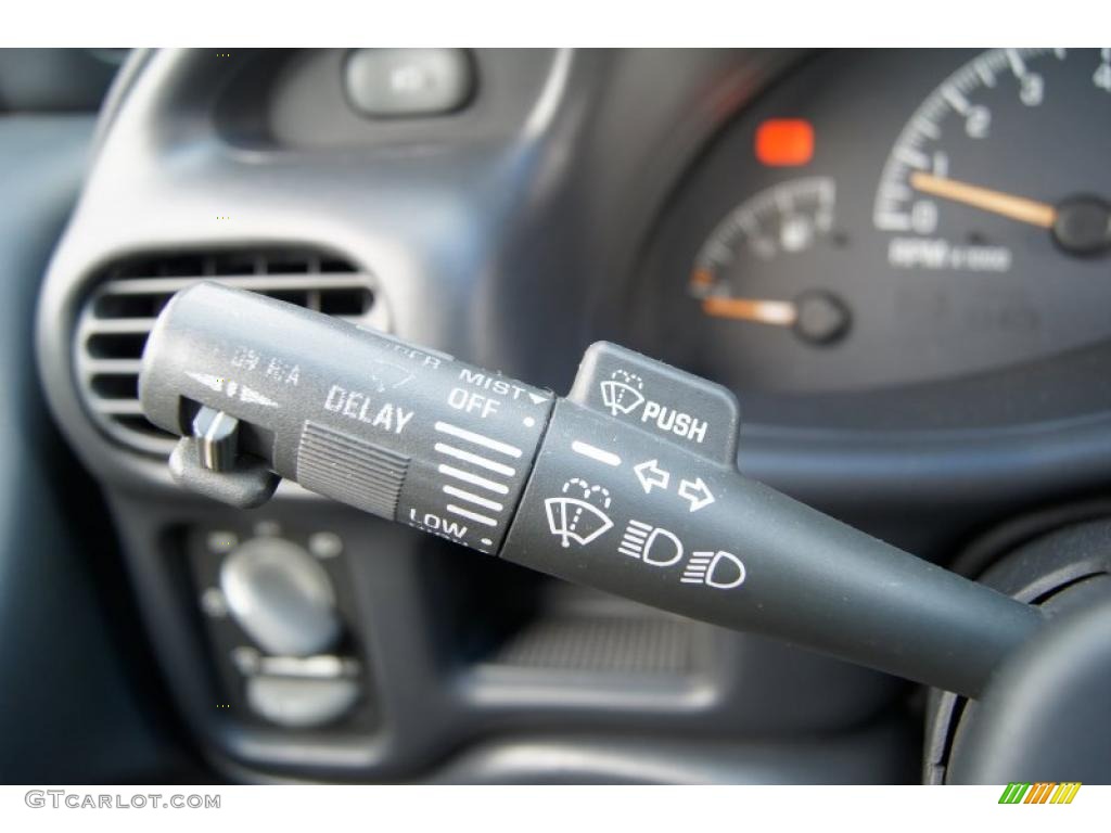 2002 Pontiac Grand Prix SE Sedan Controls Photo #46832652