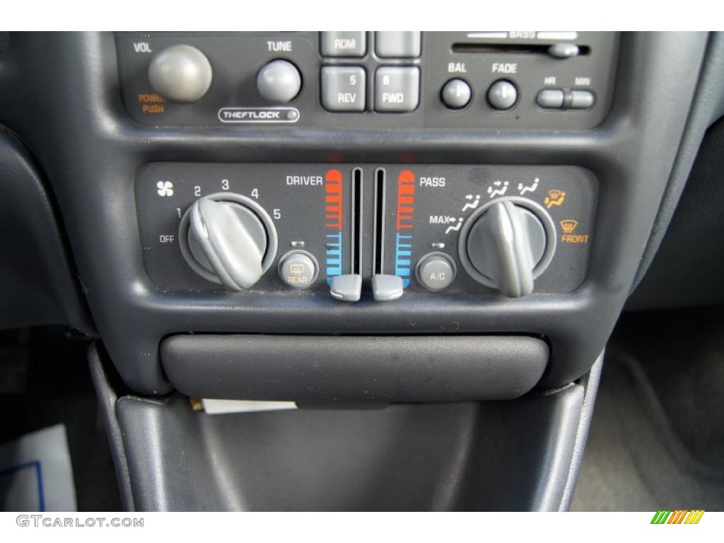 2002 Pontiac Grand Prix SE Sedan Controls Photo #46832694