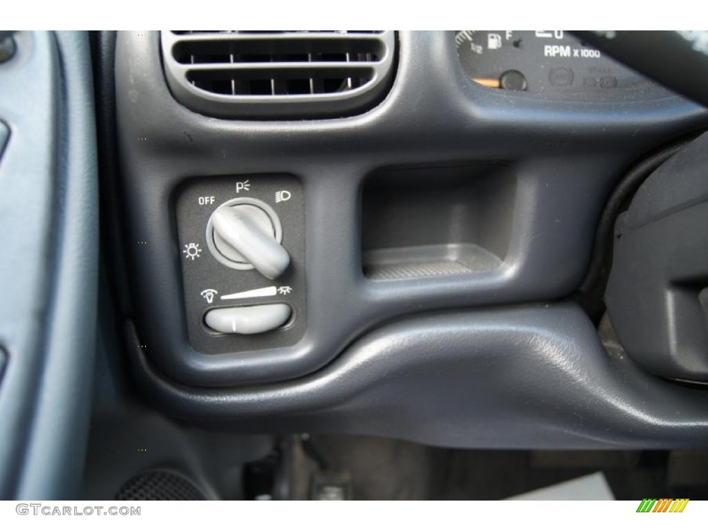 2002 Pontiac Grand Prix SE Sedan Controls Photo #46832736