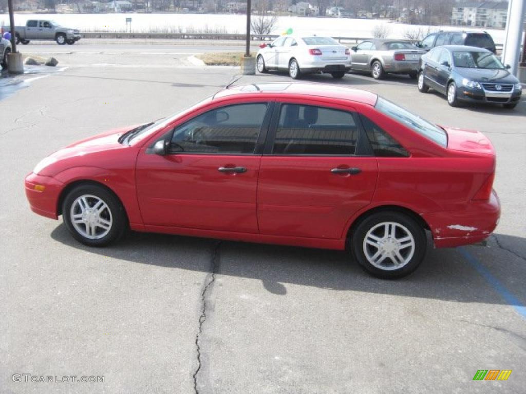 2002 Focus SE Sedan - Infra Red / Medium Graphite photo #5