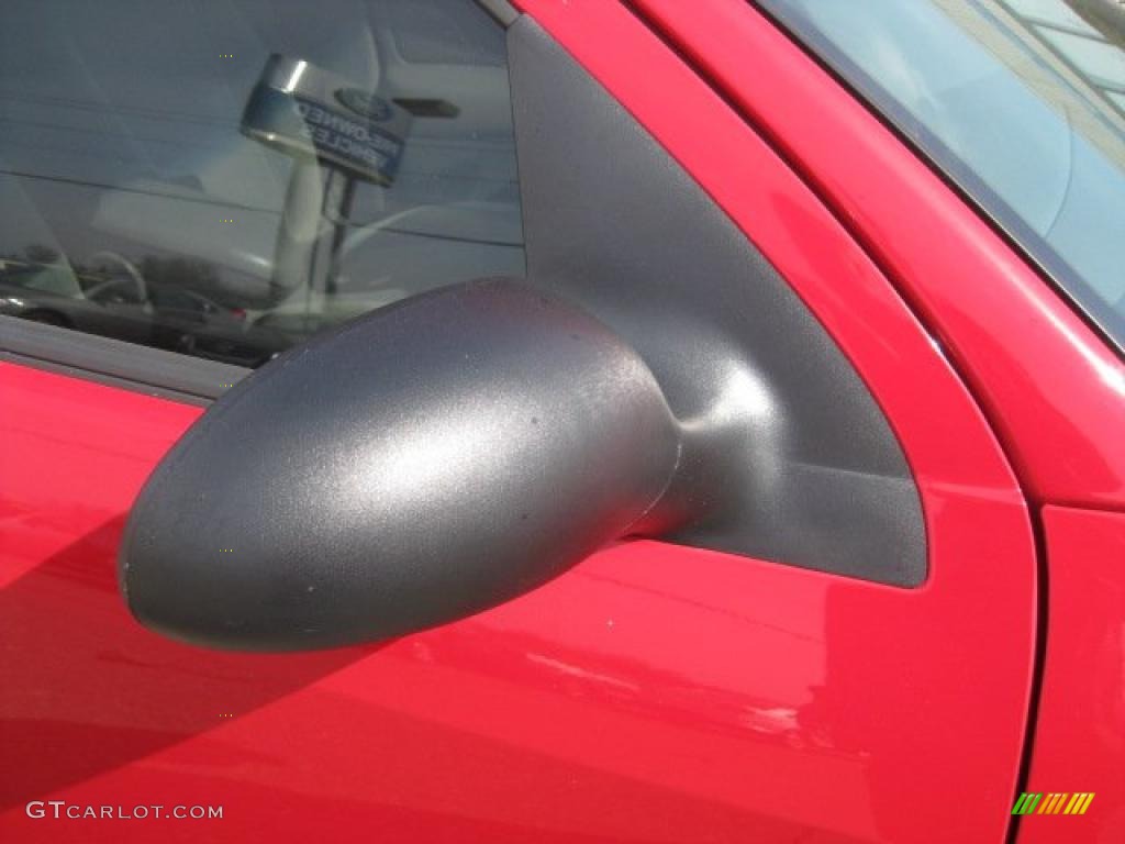 2002 Focus SE Sedan - Infra Red / Medium Graphite photo #15