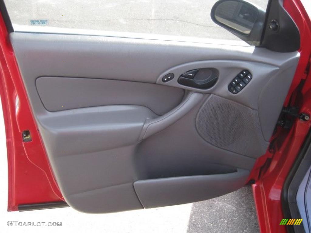 2002 Focus SE Sedan - Infra Red / Medium Graphite photo #19