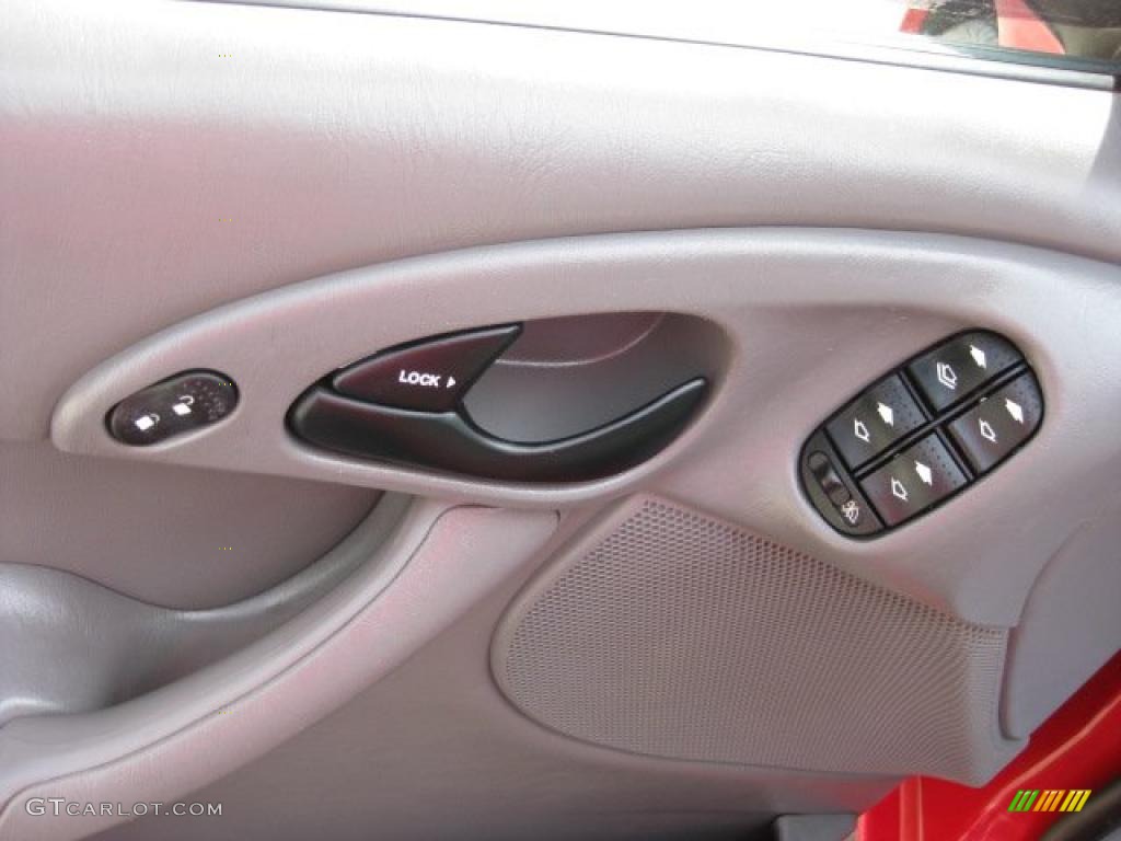 2002 Focus SE Sedan - Infra Red / Medium Graphite photo #20