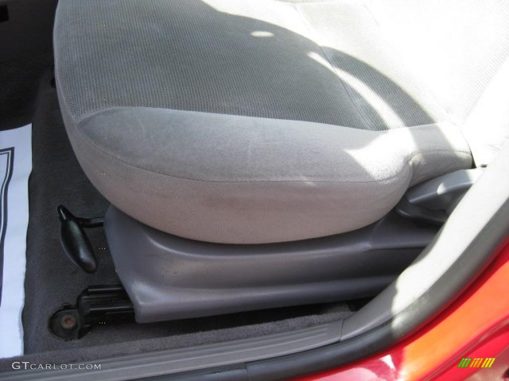 2002 Focus SE Sedan - Infra Red / Medium Graphite photo #21