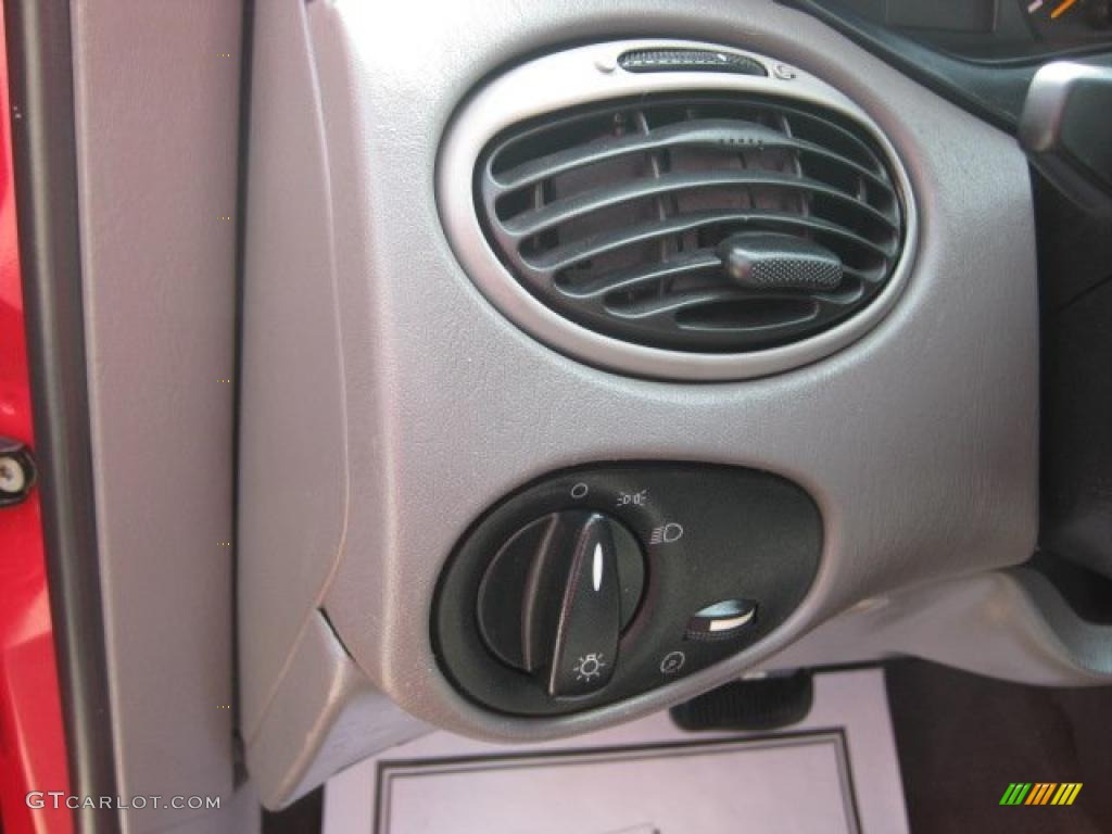 2002 Ford Focus SE Sedan Controls Photo #46845033
