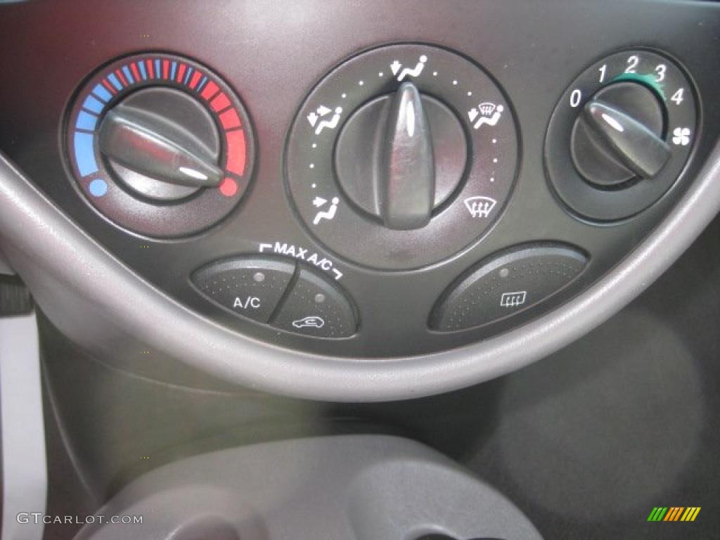 2002 Ford Focus SE Sedan Controls Photo #46845083