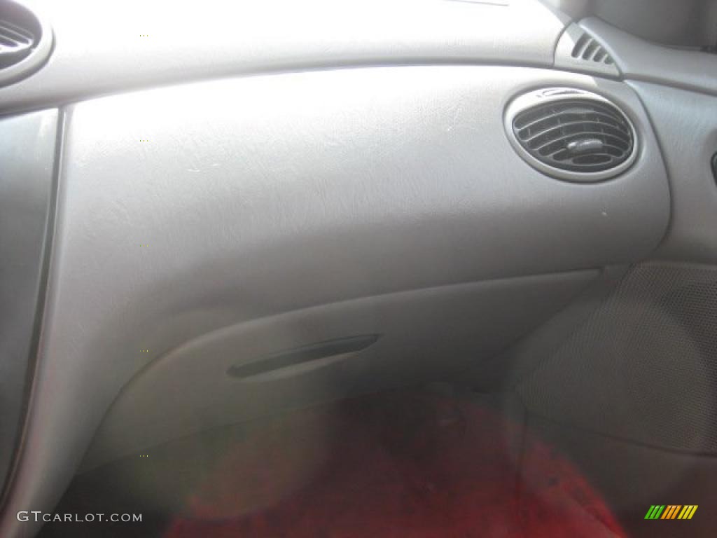 2002 Focus SE Sedan - Infra Red / Medium Graphite photo #29