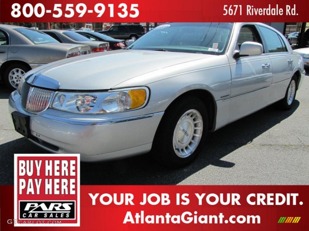 Silver Frost Metallic Lincoln Town Car