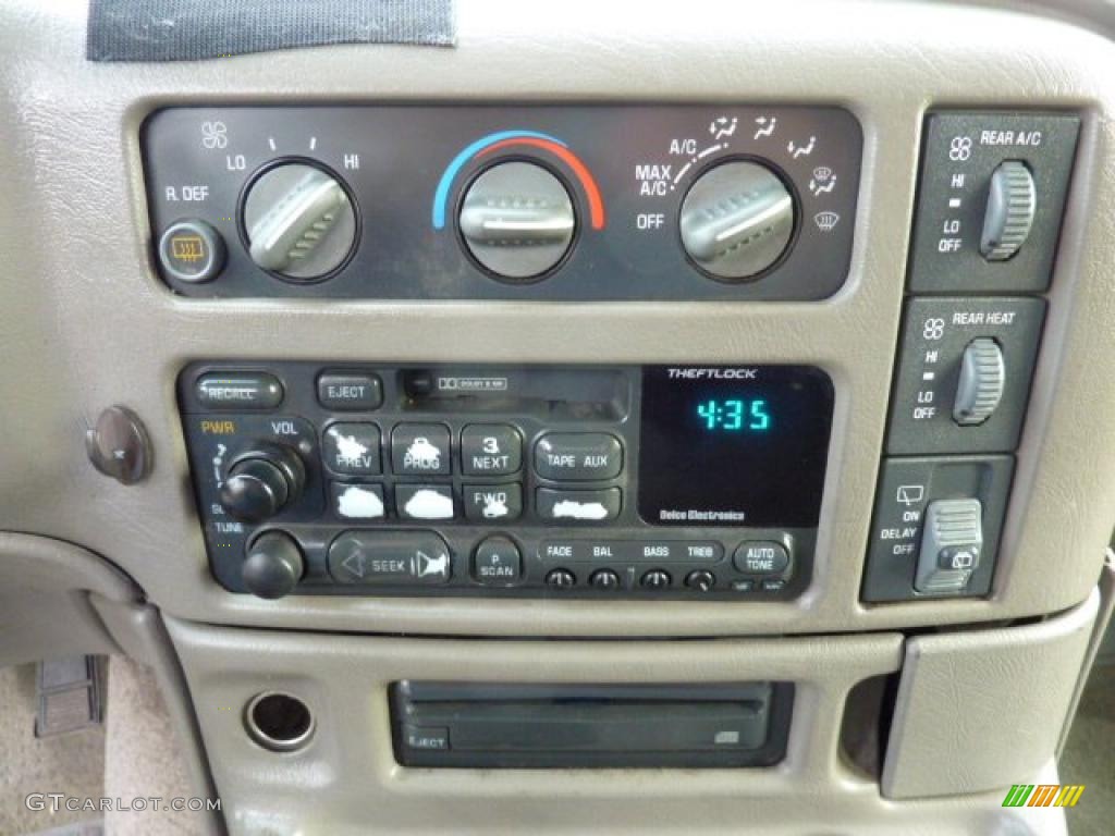 2002 Chevrolet Astro LS AWD Controls Photos