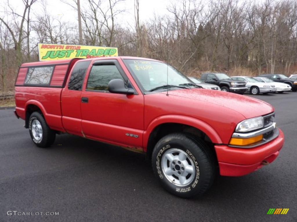 1998 S10 LS Extended Cab 4x4 - Bright Red / Graphite photo #1