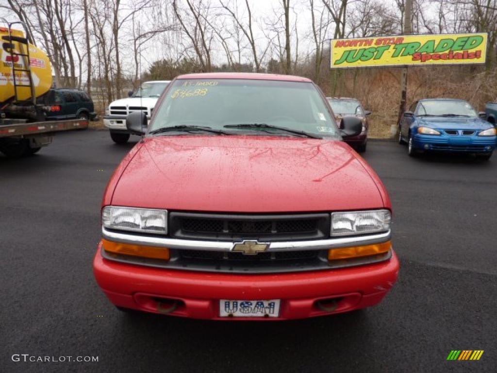 1998 S10 LS Extended Cab 4x4 - Bright Red / Graphite photo #2
