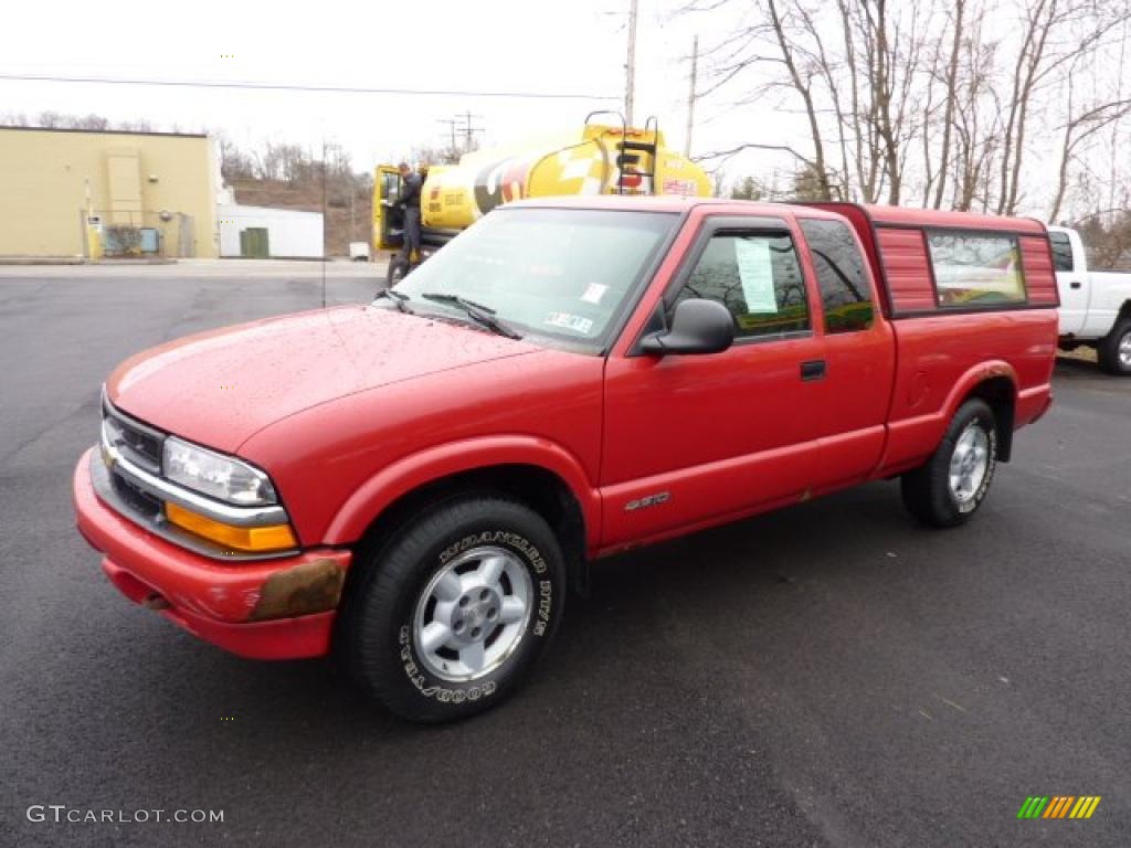 1998 S10 LS Extended Cab 4x4 - Bright Red / Graphite photo #3