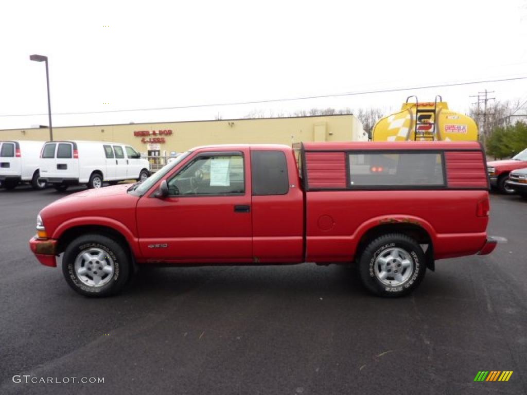 1998 S10 LS Extended Cab 4x4 - Bright Red / Graphite photo #4