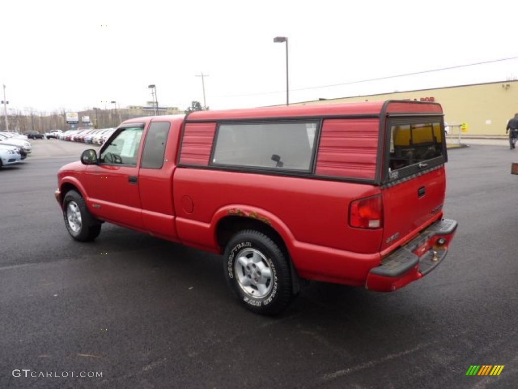 1998 S10 LS Extended Cab 4x4 - Bright Red / Graphite photo #5