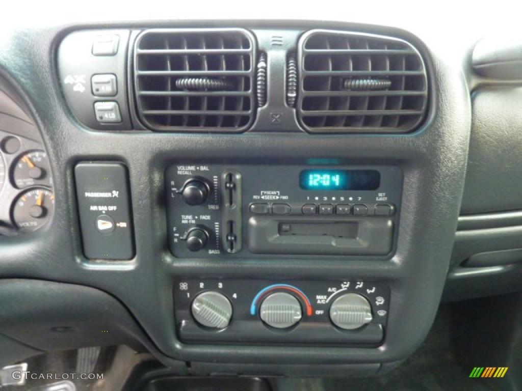 1998 S10 LS Extended Cab 4x4 - Bright Red / Graphite photo #9