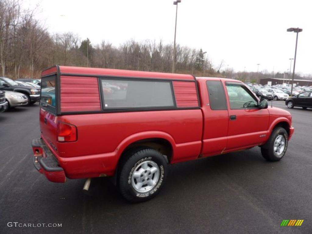 1998 S10 LS Extended Cab 4x4 - Bright Red / Graphite photo #10