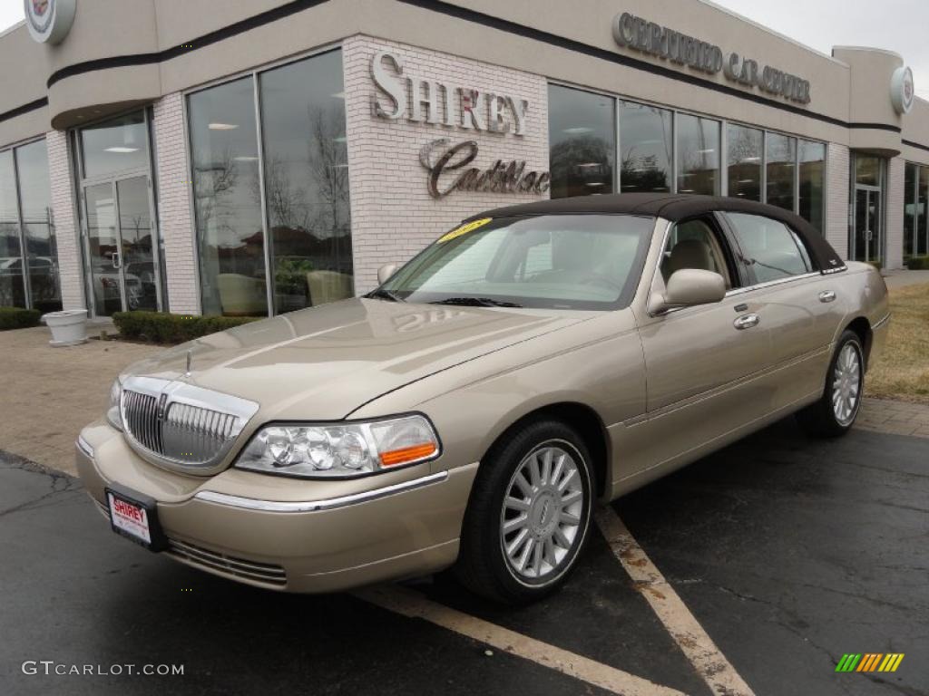 2005 Town Car Signature Limited - Light French Silk Clearcoat / Medium Light Stone/Dark Stone photo #1