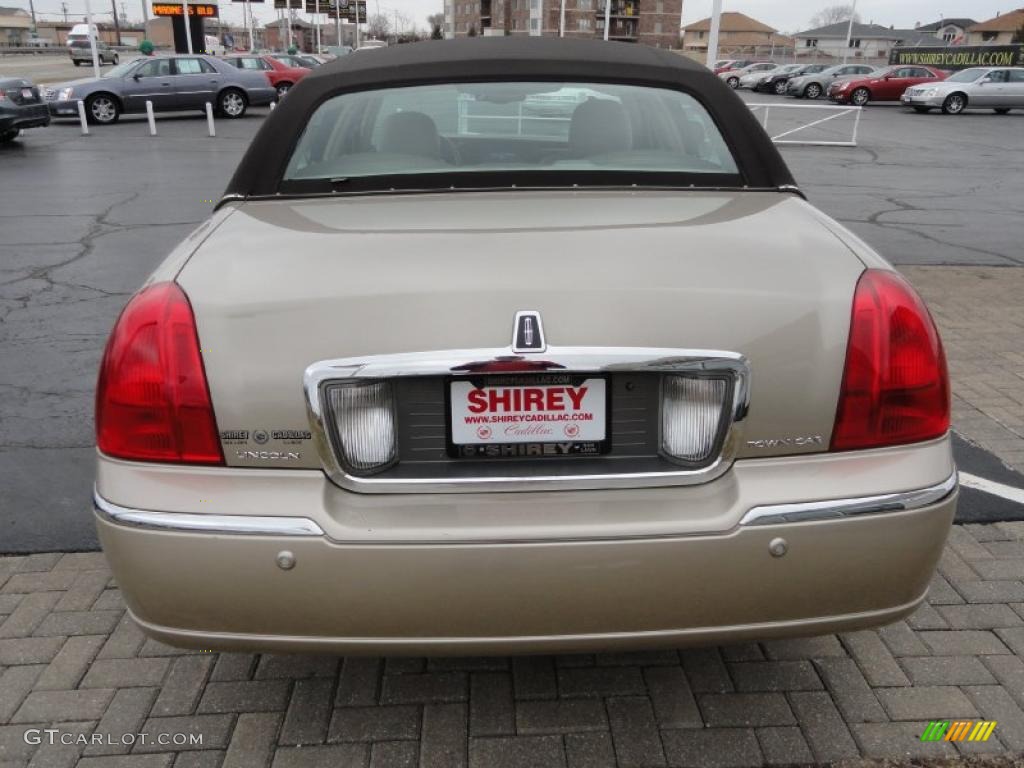 2005 Town Car Signature Limited - Light French Silk Clearcoat / Medium Light Stone/Dark Stone photo #5