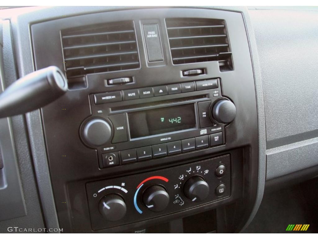 2006 Dodge Dakota ST Club Cab Controls Photo #46877189
