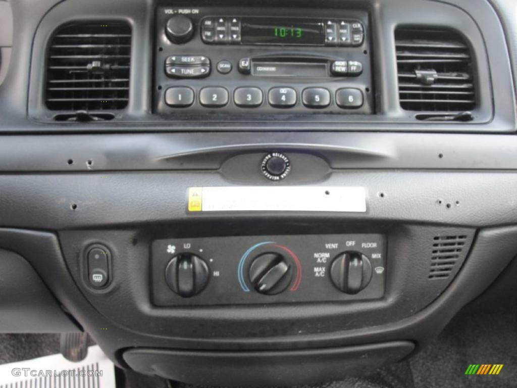 2007 Ford Crown Victoria Police Interceptor Controls Photo #46884314