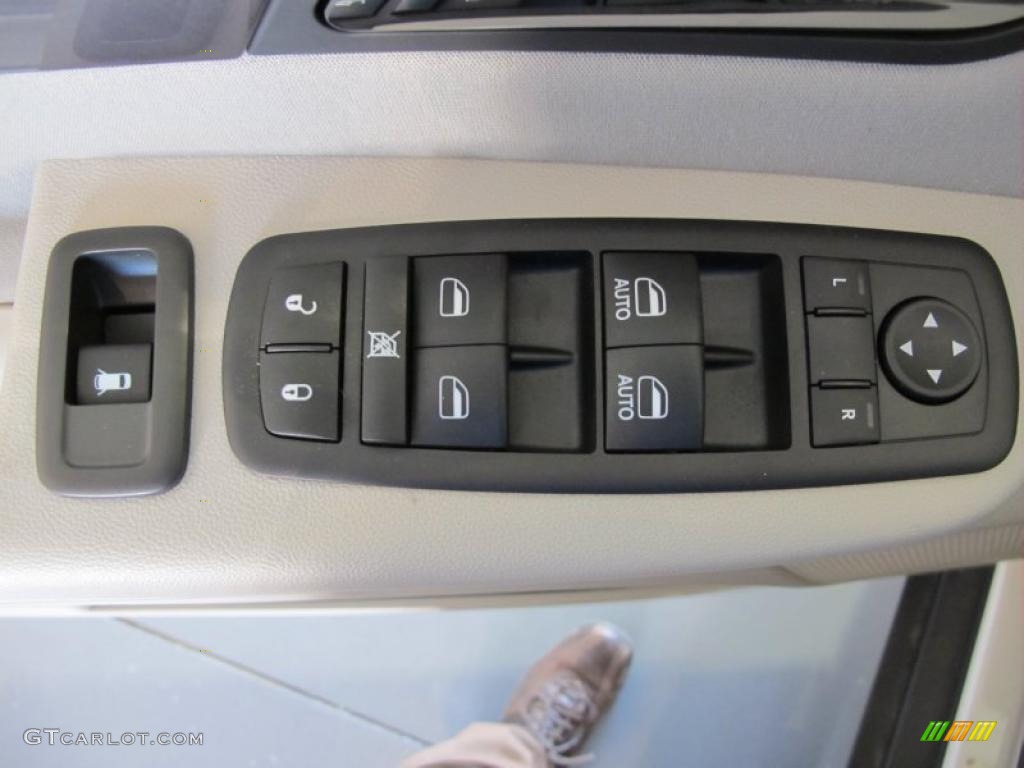 2011 Volkswagen Routan S Controls Photo #46885202